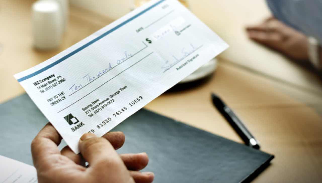 ¿Cómo puedo endosar un cheque en Argentina?